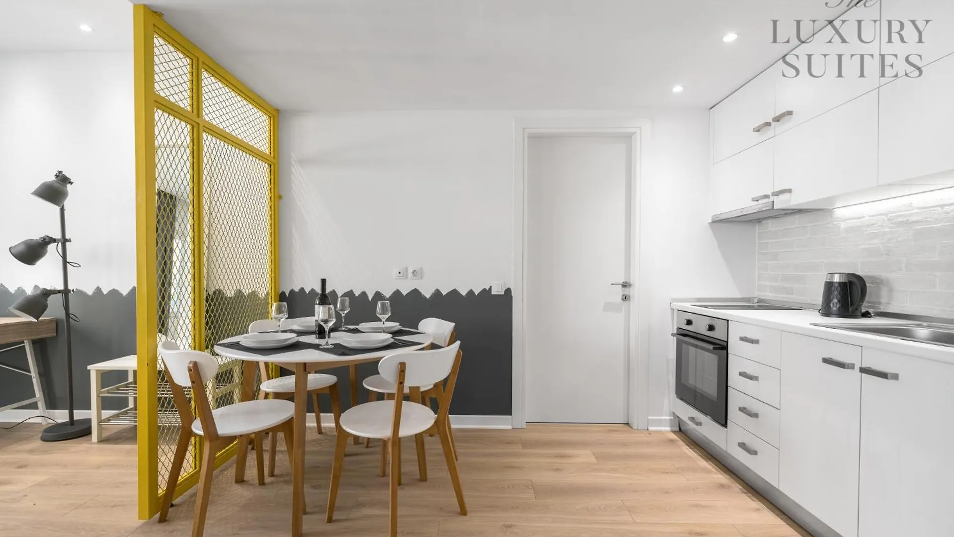 Nyma White Apartments, The Luxury Suites ile iletişim